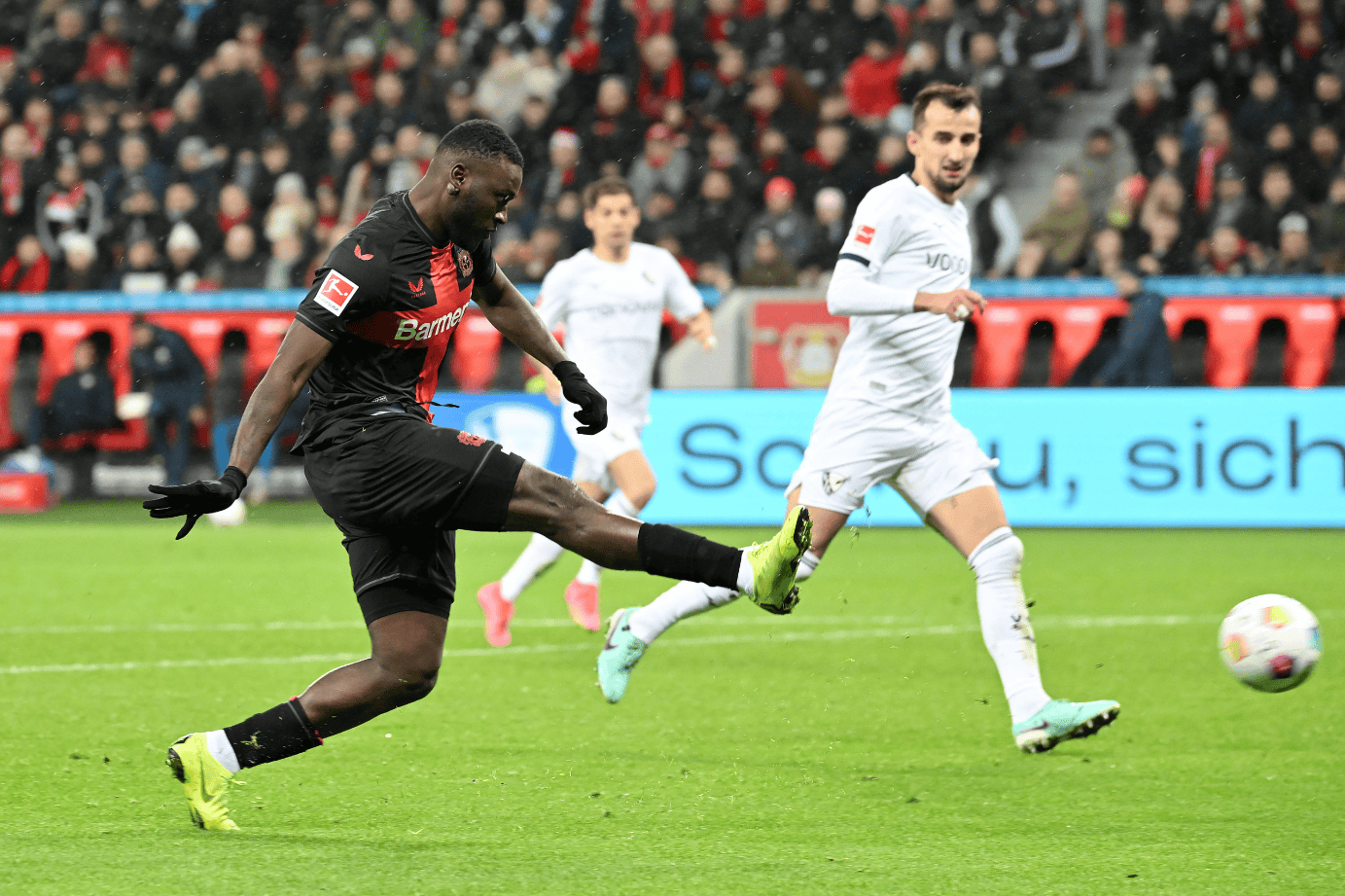  纽卡斯尔发布备战花絮，清晨内部沟通，德甲任务艰巨，年轻球员得到机会