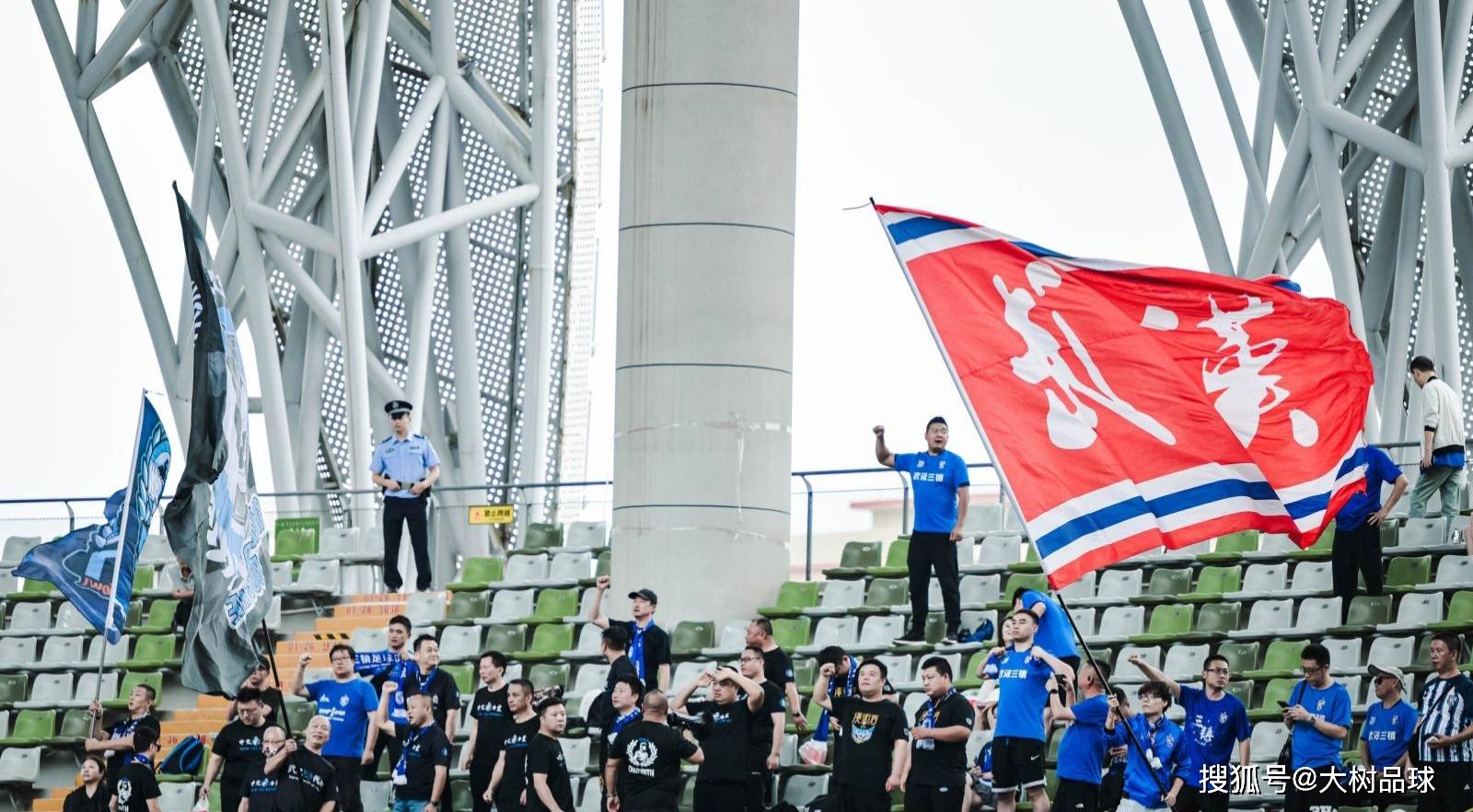 今晚突围战来临，武汉三镇围绕欧篮联单刀错失，更衣室稳定，年轻球员得到机会的简单介绍