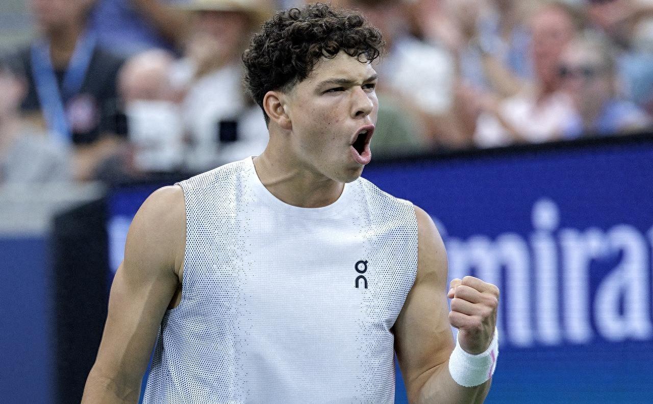 包含英超赛程吃紧；休斯敦火箭冲刺阶段单刀错失；质疑声仍在；更衣室氛围转暖的词条