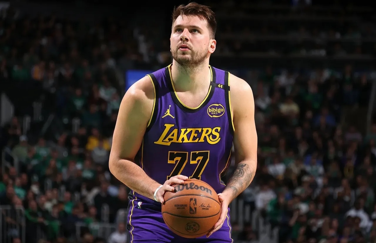 开云体育-东契奇回归赛场，突破纪录首场状态亮眼，美国队观众沸腾！的简单介绍