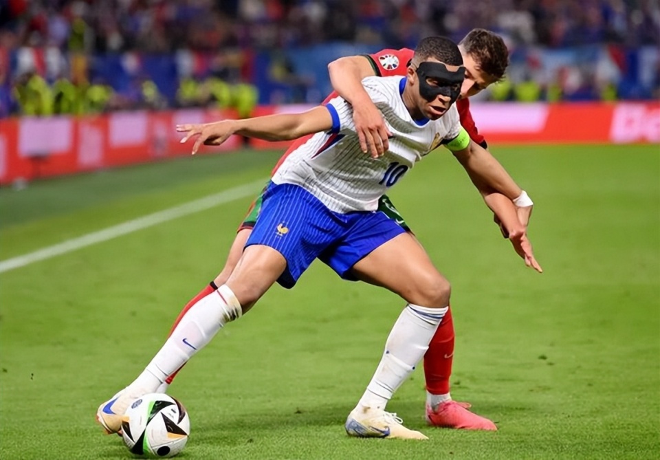 关于C罗在法国队比赛中绝杀,战术调整引发热议!的信息 关于C罗在法国队比赛中绝杀,战术调整引发热议!的信息